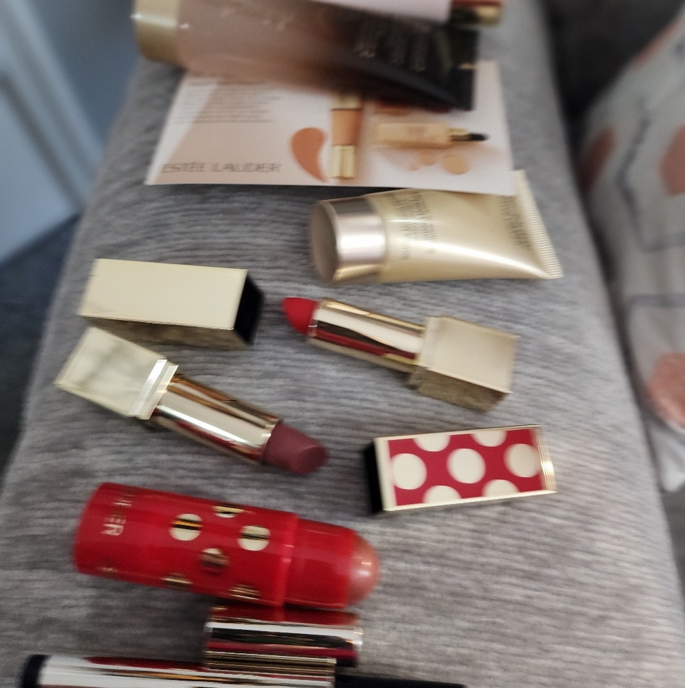 Nwt Estee Lauder Makeup Set with Red and Gold Accents